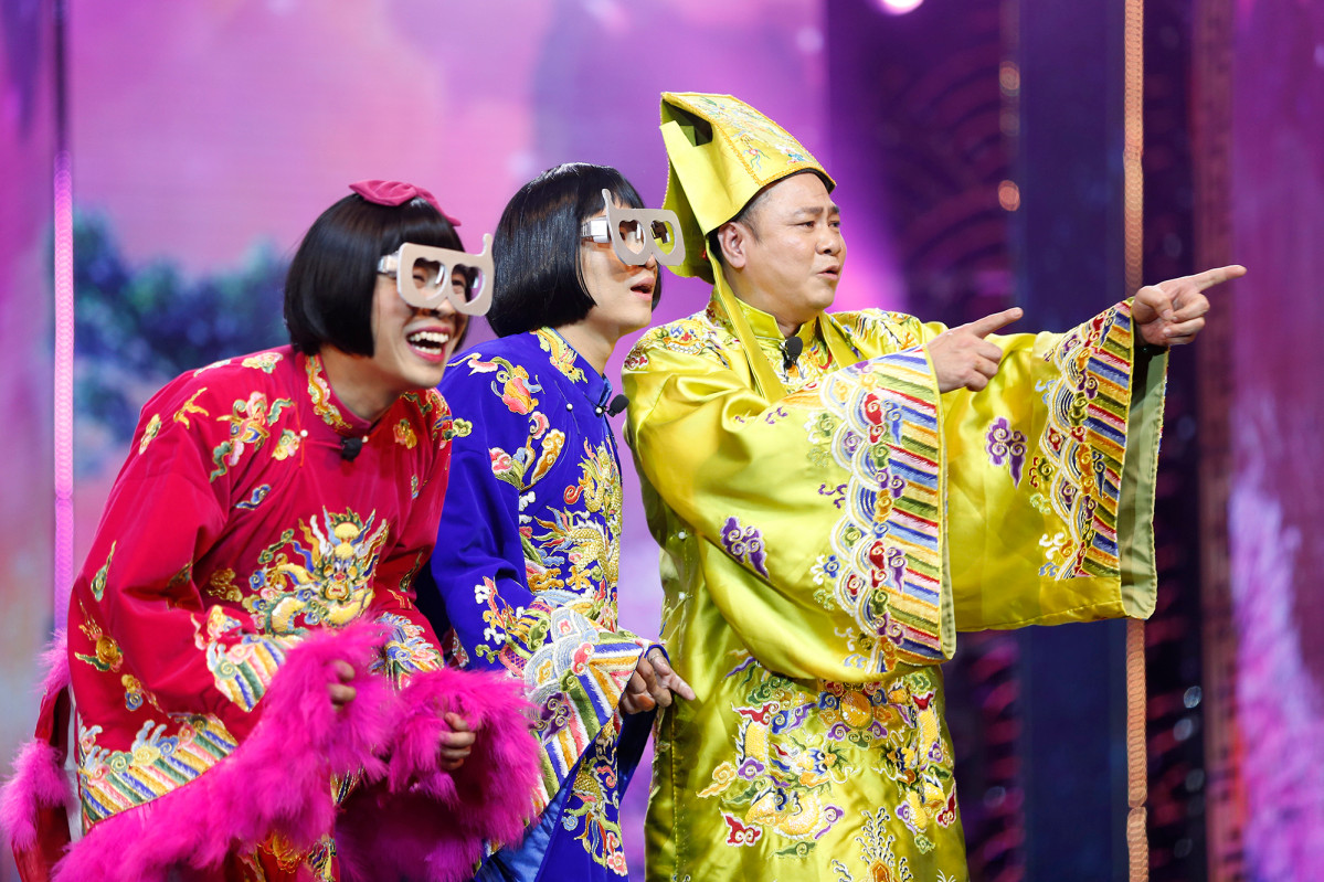 Trung Ruồi (áo đỏ) và Duy Nam (áo xanh) đóng trợ lý thiên cung. Năm ngoái, hai nghệ sĩ trẻ vào vai Bắc Đẩu, Nam Tào thay Công Lý, Xuân Bắc.