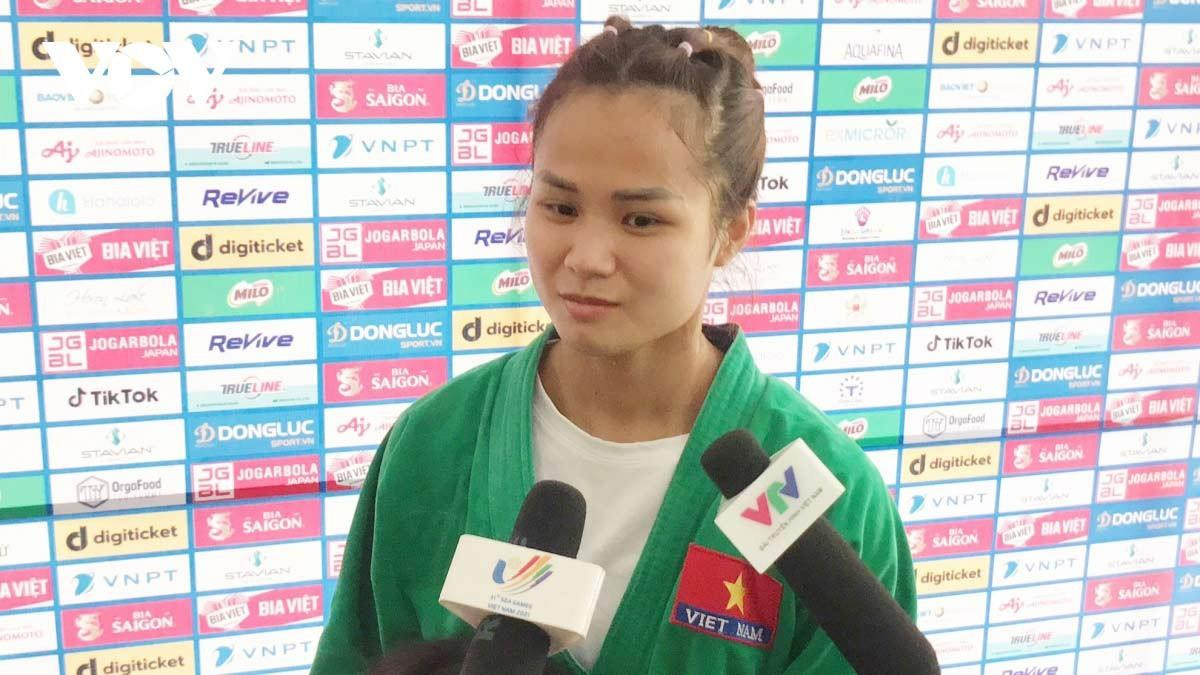 Tô Thị Trang hạnh phúc sau khi giành được tấm HCV.