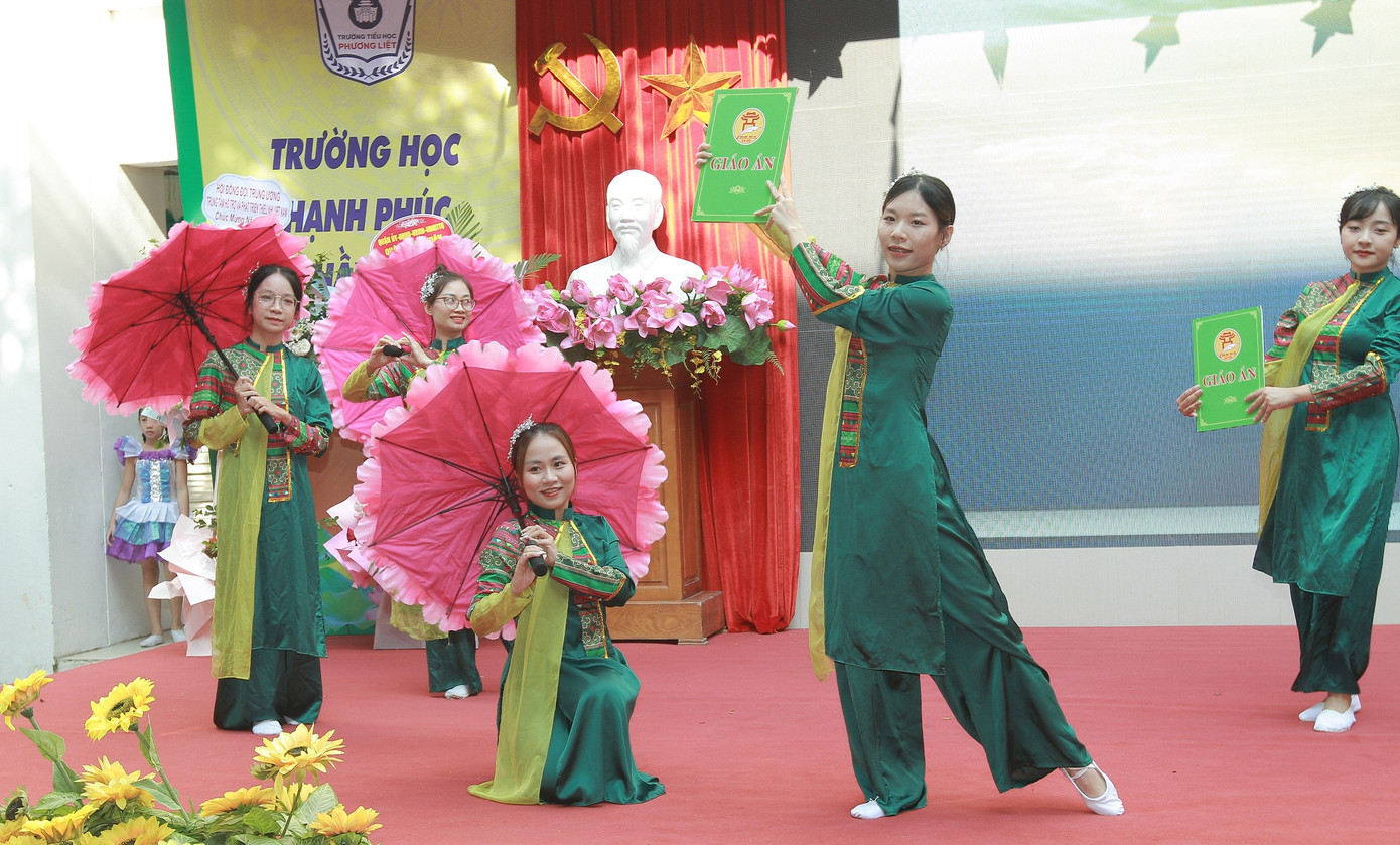 Tiết mục múa do tập thể giáo viên chuẩn bị.