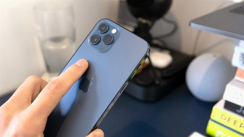 Người dùng có thể chạm vào mặt lưng 2 lần để kích hoạt chức năng đã định sẵn. (Ảnh: Gearbrain)