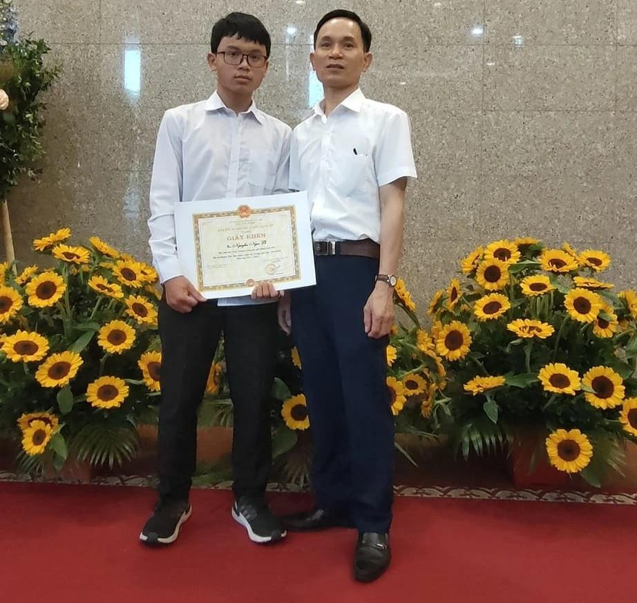 Với 3 điểm 10 tuyệt đối, Ngọc Lễ (trái ảnh) không chỉ là thủ khoa xét theo tổ hợp A00 mà còn là thủ khoa toàn quốc. (Ảnh: THPT Quốc Oai)