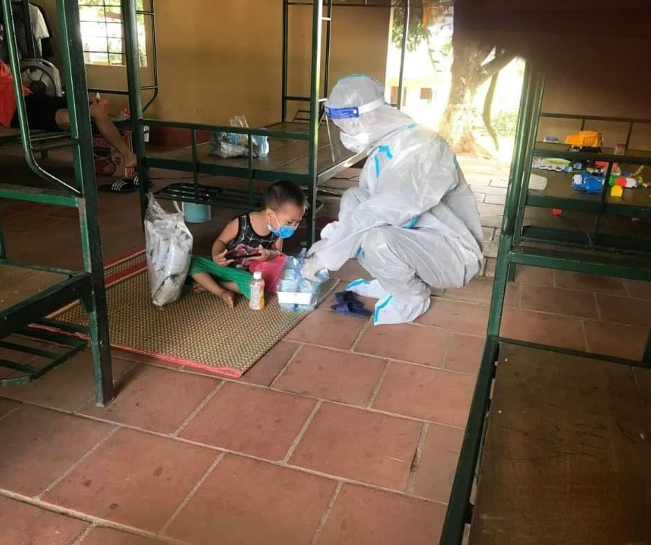 M. nhận quà trong khu cách ly nhân ngày Quốc tế Thiếu nhi 1/6. M. nhận quà trong khu cách ly nhân ngày Quốc tế Thiếu nhi 1/6.