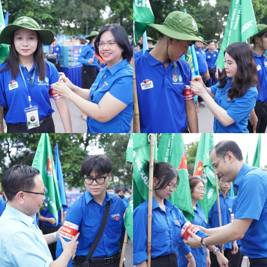 Các đồng chí lãnh đạo trao băng đội trưởng cho các đội hình tình nguyện cấp thành phố. Các đồng chí lãnh đạo trao băng đội trưởng cho các đội hình tình nguyện cấp thành phố.
