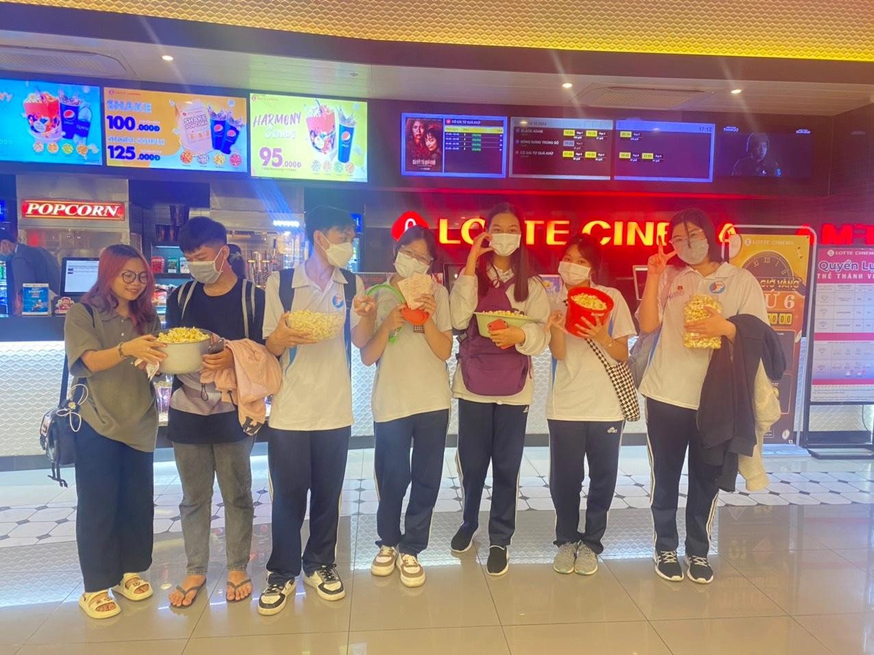 Mỗi người một vật dụng đựng bỏng, không ai "đụng hàng" với ai.