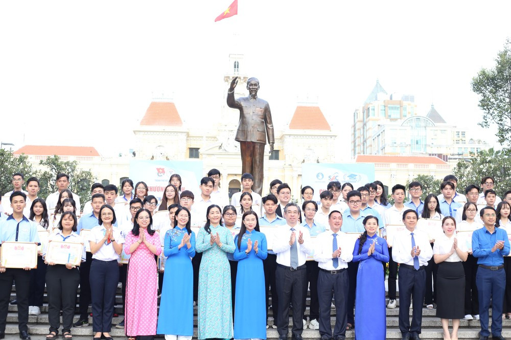 Lãnh đạo T.Ư Đoàn và TP.HCM tuyên dương, động viên các bạn học sinh tiêu biểu. Lãnh đạo T.Ư Đoàn và TP.HCM tuyên dương, động viên các bạn học sinh tiêu biểu.