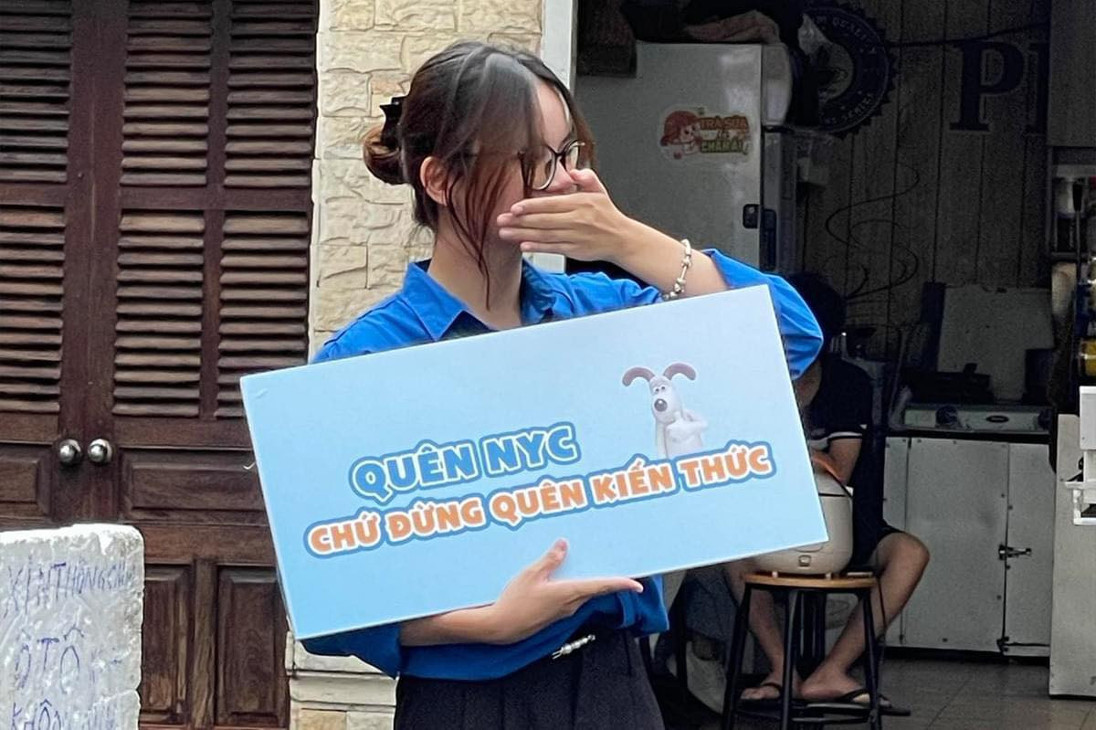 Đội thanh niên tình nguyện tại điểm thi ở Hà Nội sáng tạo những khẩu hiệu hài hước, ngộ nghĩnh, giúp thí sinh bớt căng thẳng. (Ảnh: Phương Thảo)