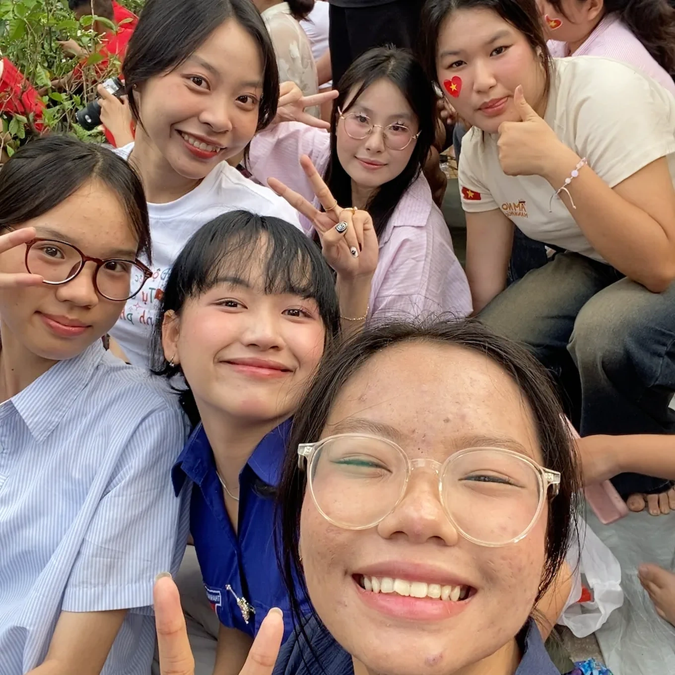 Nhóm nữ sinh viên ĐH Khoa học Xã hội và Nhân văn. Nhóm nữ sinh viên ĐH Khoa học Xã hội và Nhân văn.