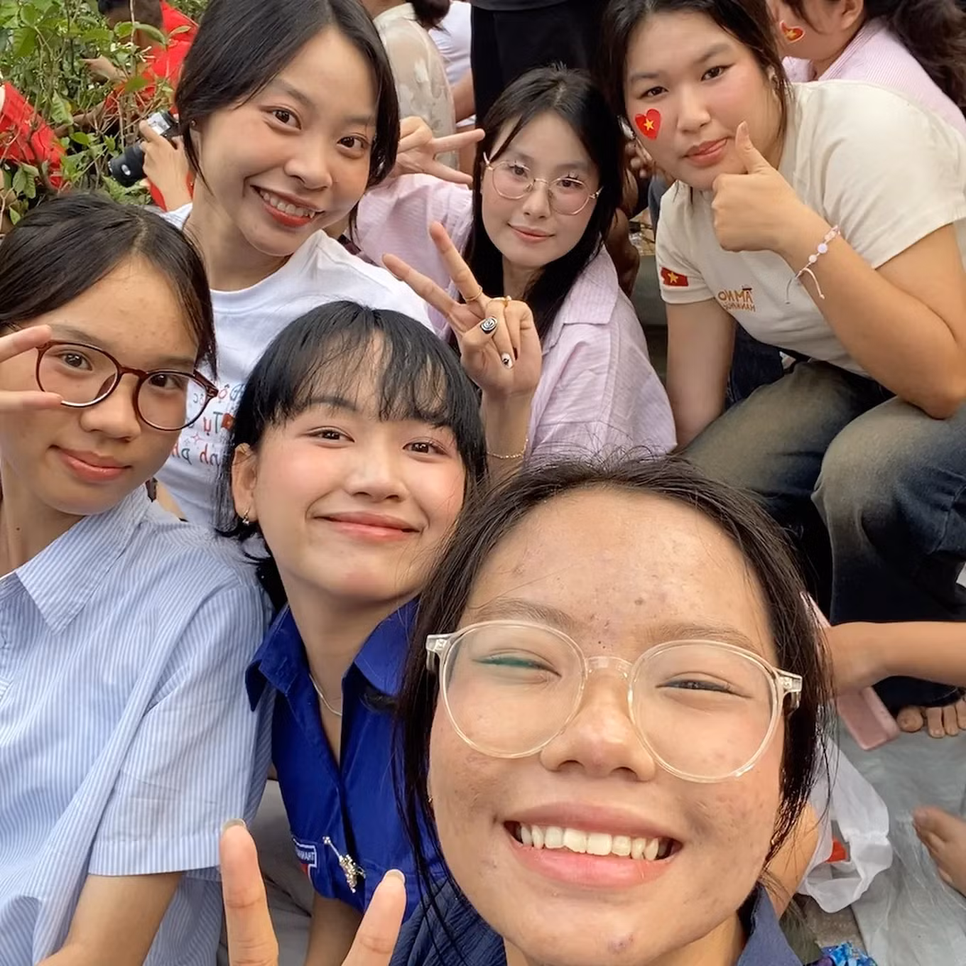 Nhóm nữ sinh viên ĐH Khoa học Xã hội và Nhân văn.