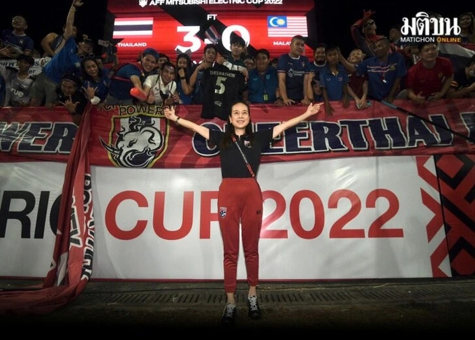 Madame Pang cảm ơn những người hâm mộ bóng đá Thái Lan. (Ảnh: Matichon)