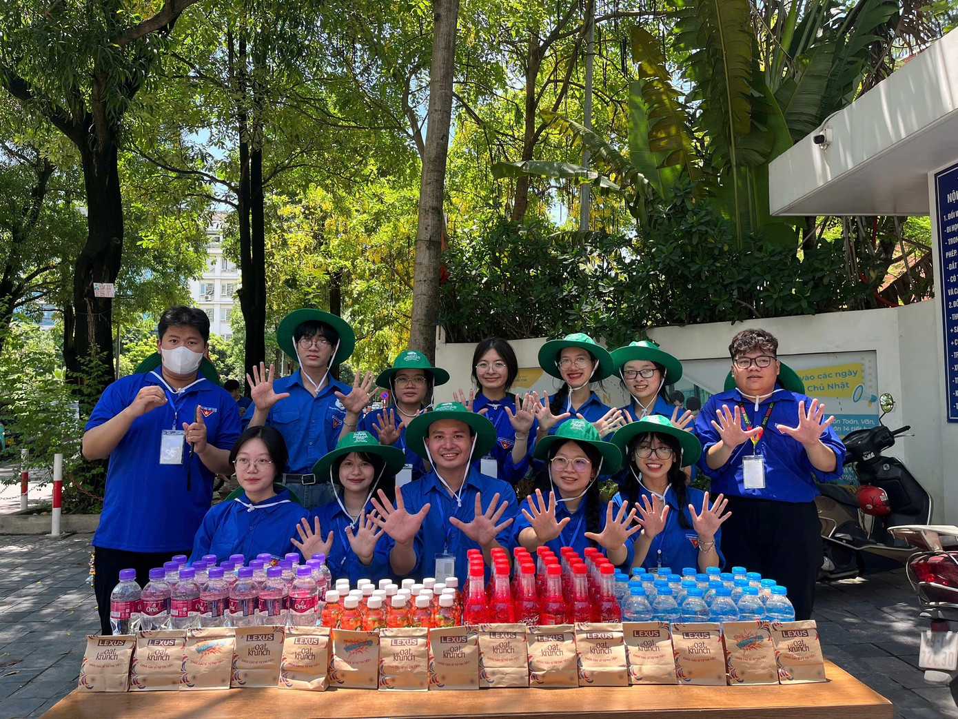 Đồ ăn nhẹ, nước uống đóng chai được chuẩn bị sẵn sàng để “tiếp sức” cho thí sinh.