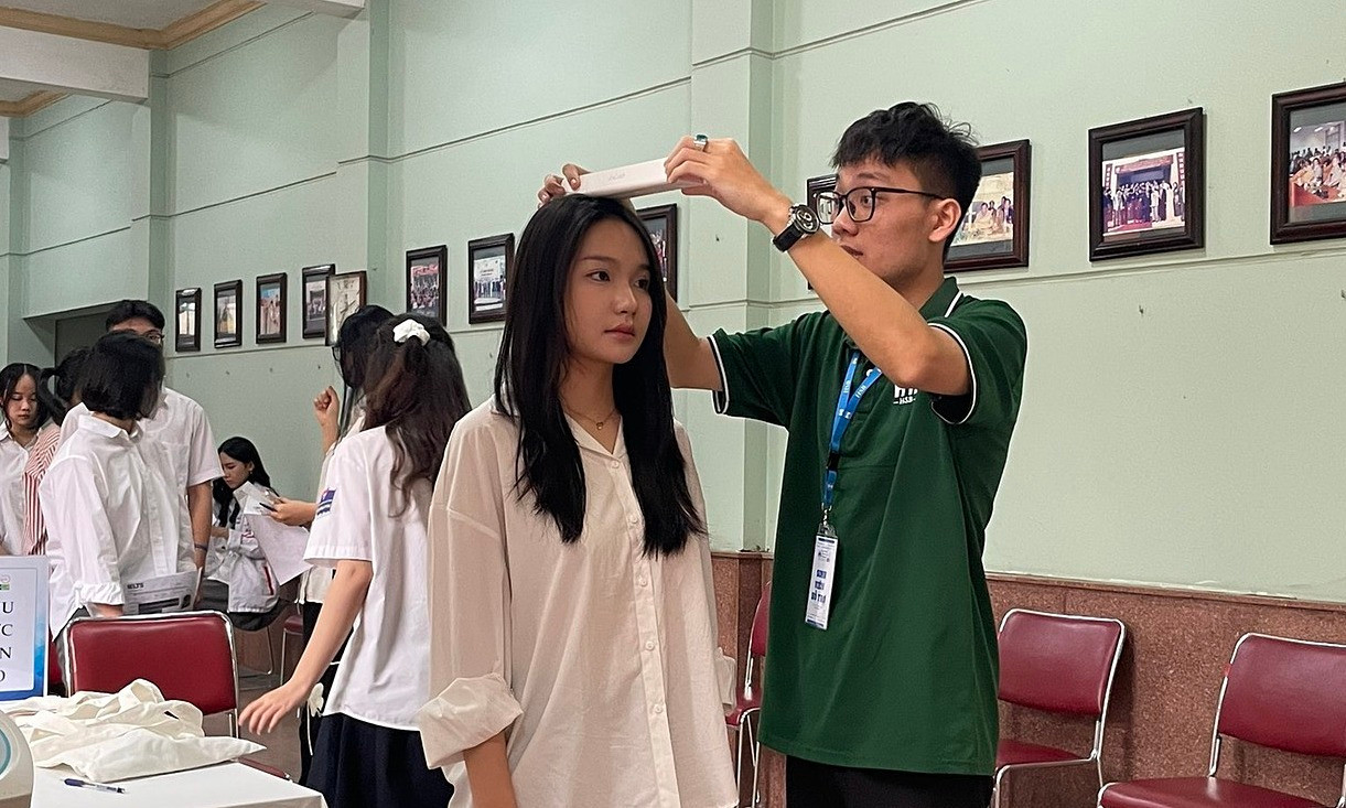 Thí sinh được cân đo trong buổi phỏng vấn trí thông minh cảm xúc - EQ của trường Quản trị và Kinh doanh vào tháng 3. (Ảnh: Facebook Trường Quản trị và Kinh doanh) Thí sinh được cân đo trong buổi phỏng vấn trí thông minh cảm xúc - EQ của trường Quản trị và Kinh doanh vào tháng 3. (Ảnh: Facebook Trường Quản trị và Kinh doanh)