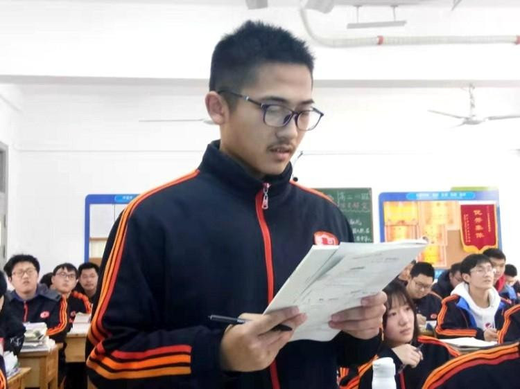 Một nam sinh Trung Quốc từng dành thời gian để học lên tới 17 tiếng/ ngày. Một nam sinh Trung Quốc từng dành thời gian để học lên tới 17 tiếng/ ngày.