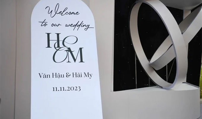 Ngay phía vào sảnh, là dòng chữ với nội dung chào mừng gửi tới những khách mời tham dự đám cưới kèm hai chữ H&amp;M, biểu tượng chữ cái viết tắt tên cô dâu - chú rể.