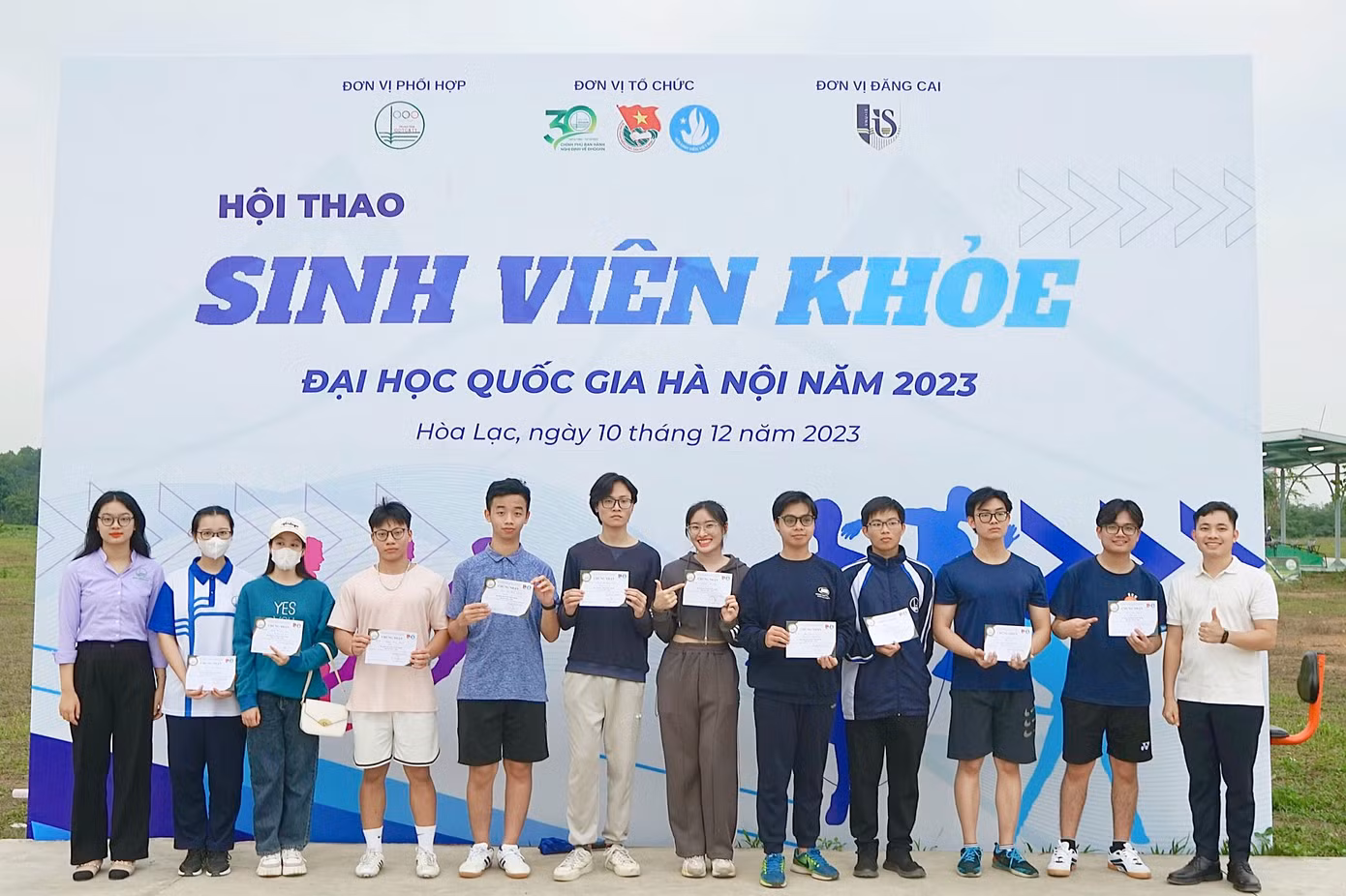 Các bạn sinh viên nhận Giấy chứng nhận “Sinh viên khỏe” năm học 2023-2024.