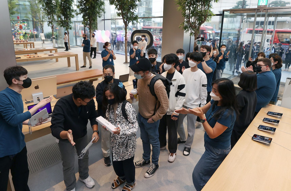 Thay vì nhận được 4 chiếc điện thoại iPhone 15 Pro Max như đã đặt hàng, anh đã nhận được không nhiều hơn 60 chiếc iPhone 15 Pro Max.