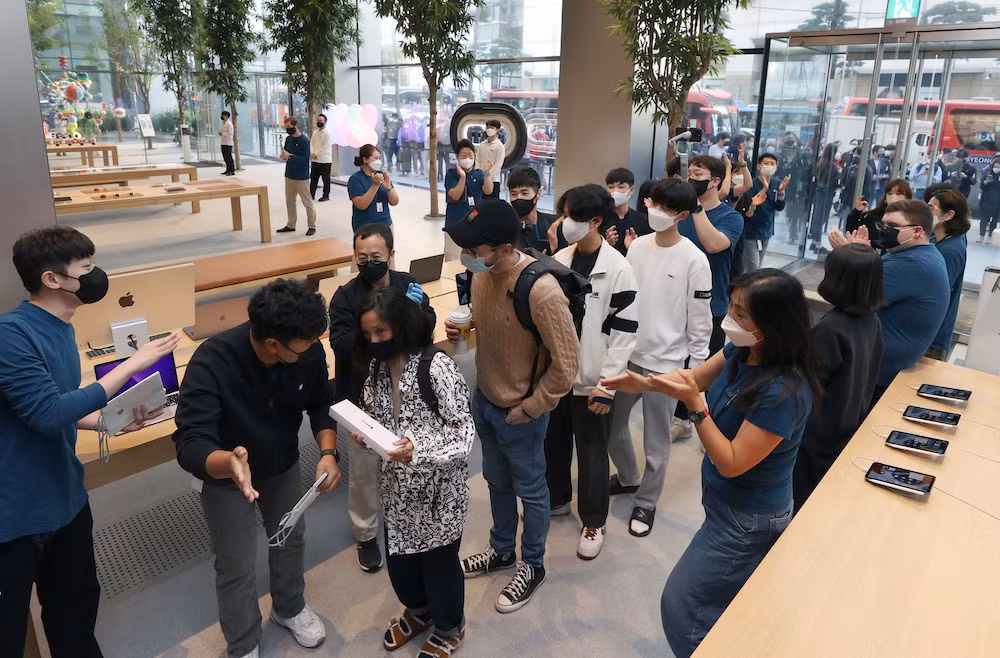 Thay vì nhận được 4 chiếc điện thoại iPhone 15 Pro Max như đã đặt hàng, anh đã nhận được không nhiều hơn 60 chiếc iPhone 15 Pro Max. Thay vì nhận được 4 chiếc điện thoại iPhone 15 Pro Max như đã đặt hàng, anh đã nhận được không nhiều hơn 60 chiếc iPhone 15 Pro Max.