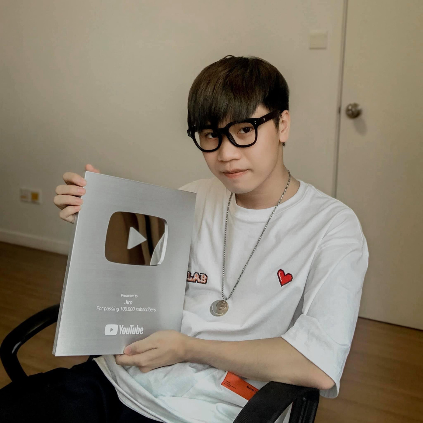 Jiro vừa cầm về cho mình nút bạc trên YouTube. Jiro vừa cầm về cho mình nút bạc trên YouTube.
