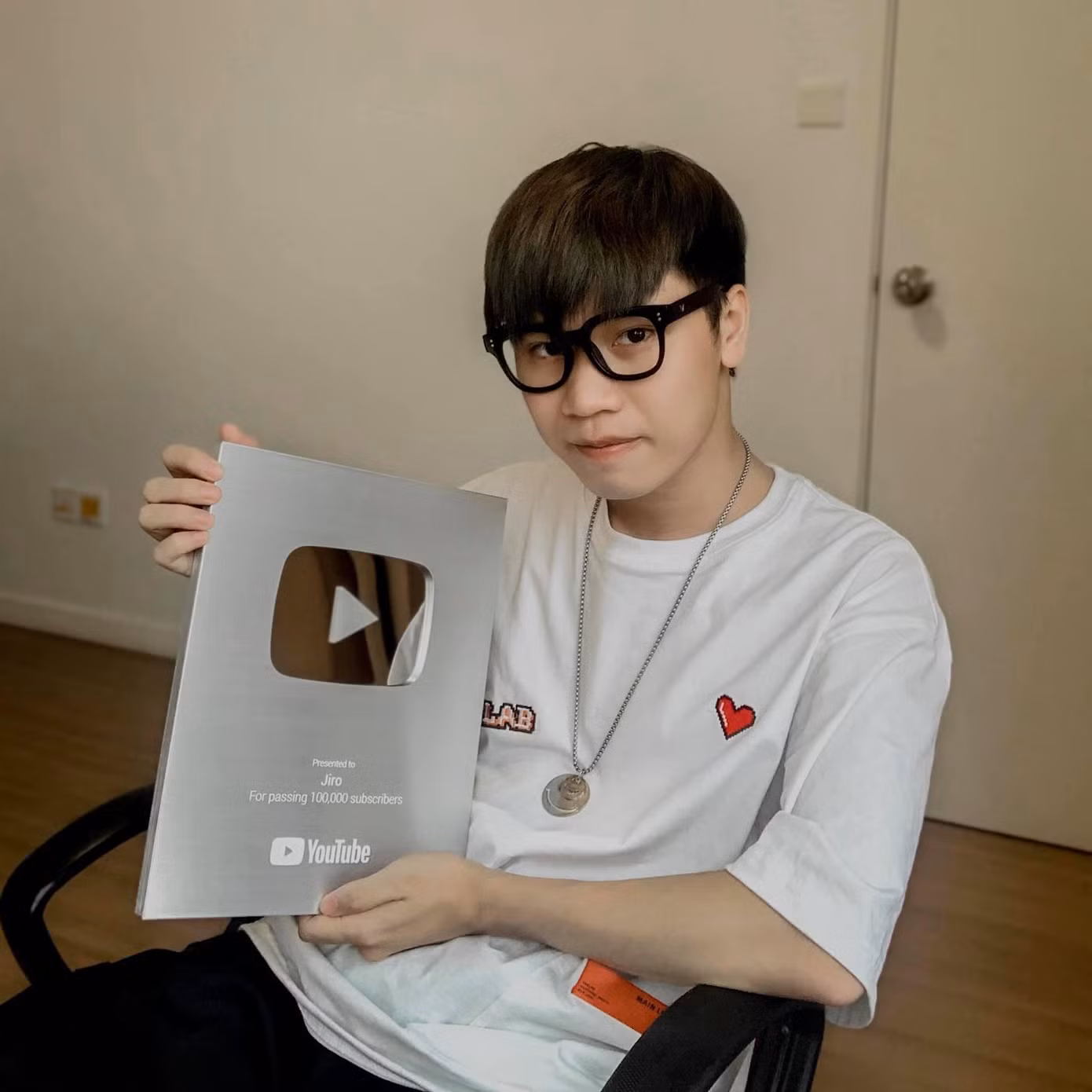 Jiro vừa cầm về cho mình nút bạc trên YouTube.
