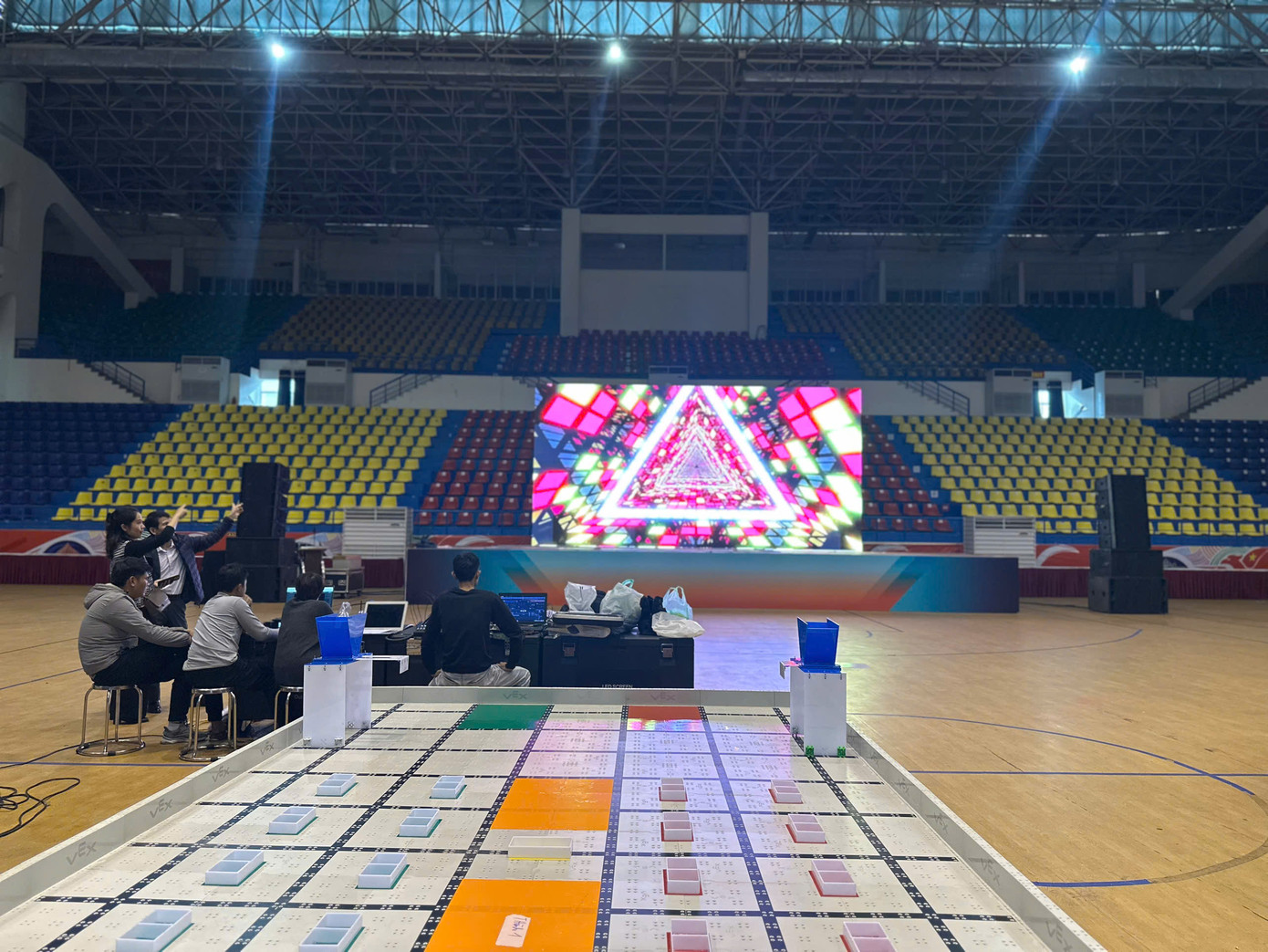 Địa điểm diễn ra giải đấu đang được hoàn thiện những khâu cuối cùng, sẵn sàng đón thí sinh vào ngày mai. Địa điểm diễn ra giải đấu đang được hoàn thiện những khâu cuối cùng, sẵn sàng đón thí sinh vào ngày mai.