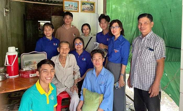 Liên Chi hội sinh viên Bến Tre (Trường Ðại học Tây Ðô, TP Cần Thơ) thăm và tặng quà gia đình chính sách ở xã Ngãi Ðăng, huyện Mỏ Cày Nam, tỉnh Bến Tre. (Ảnh: CTV)