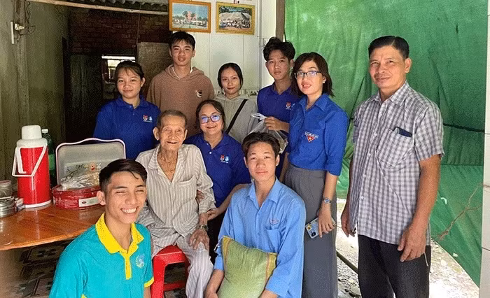 Liên Chi hội sinh viên Bến Tre (Trường Ðại học Tây Ðô, TP Cần Thơ) thăm và tặng quà gia đình chính sách ở xã Ngãi Ðăng, huyện Mỏ Cày Nam, tỉnh Bến Tre. (Ảnh: CTV)