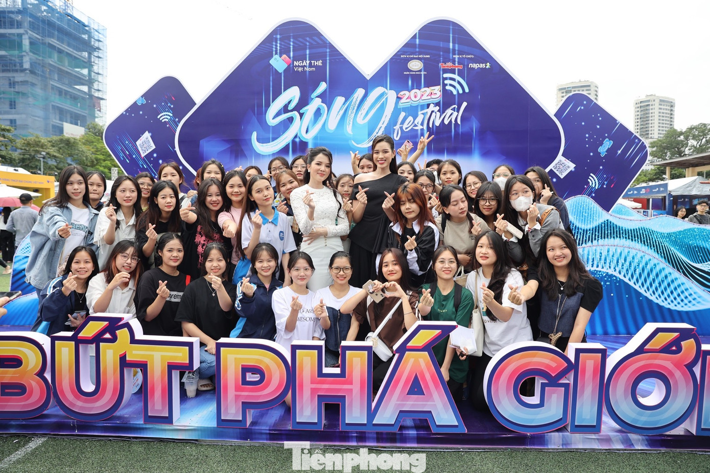 Hoa hậu Đỗ Thị Hà vừa tốt nghiệp Đại học Kinh tế Quốc dân và Hoa khôi Huỳnh Thúy Vi là giảng viên Đại học Tây Đô.