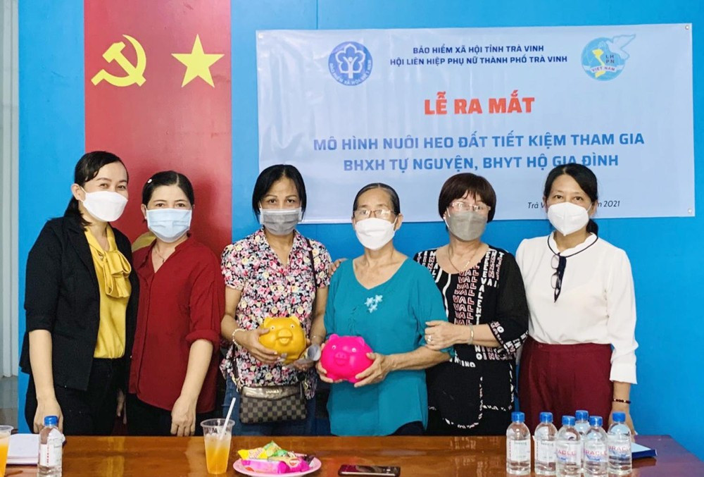 Chị em Hội phụ nữ xã Hiệp Mỹ Tây (Cầu Ngang, Trà Vinh) với mô hình “nuôi heo đất tiết kiệm tham gia BHXH tự nguyện”.
