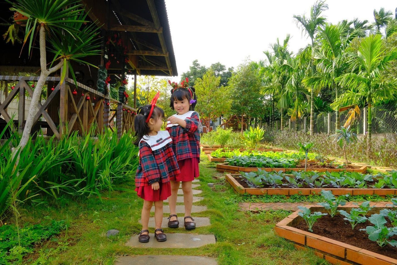 Trong mùa dịch, không gian nghỉ dưỡng bên hồ xanh mát, trong lành trở thành điểm “du lịch” quen thuộc của các em nhỏ. Trong mùa dịch, không gian nghỉ dưỡng bên hồ xanh mát, trong lành trở thành điểm “du lịch” quen thuộc của các em nhỏ.