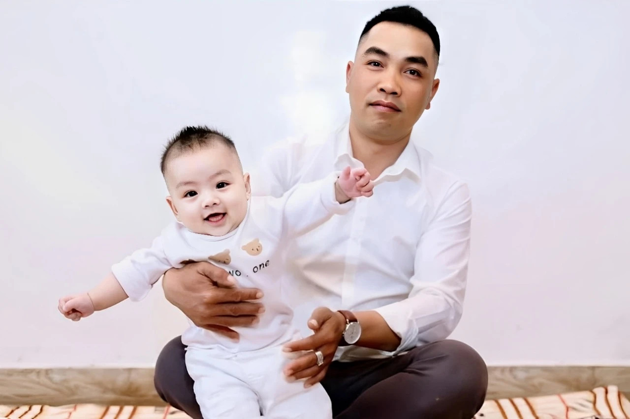 Bé Nam Phong được anh Quân Dũng nhận về nuôi từ khi còn rất nhỏ. (Ảnh: FBNV) Bé Nam Phong được anh Quân Dũng nhận về nuôi từ khi còn rất nhỏ. (Ảnh: FBNV)