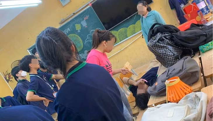 Vụ nữ sinh quỳ khóc trước cửa lớp đến kiệt sức gây xôn xao trên mạng xã hội.