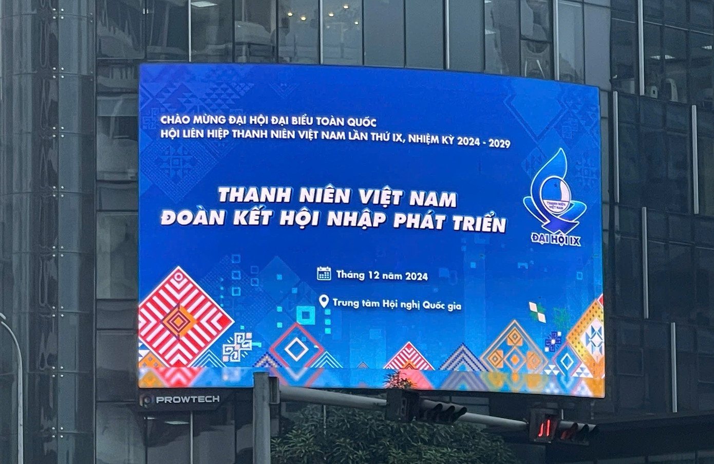Thông điệp về Đại hội xuất hiện trên các bảng LED ở đường phố Hà Nội. Thông điệp về Đại hội xuất hiện trên các bảng LED ở đường phố Hà Nội.