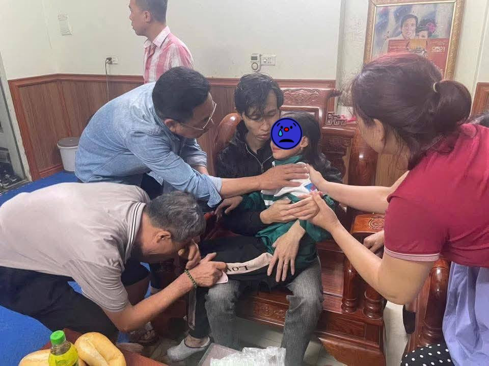 Bé gái rơi vào hoảng sợ sau khi bị đối tượng bắt giữ làm con tin. (Ảnh: Bắc Bling)