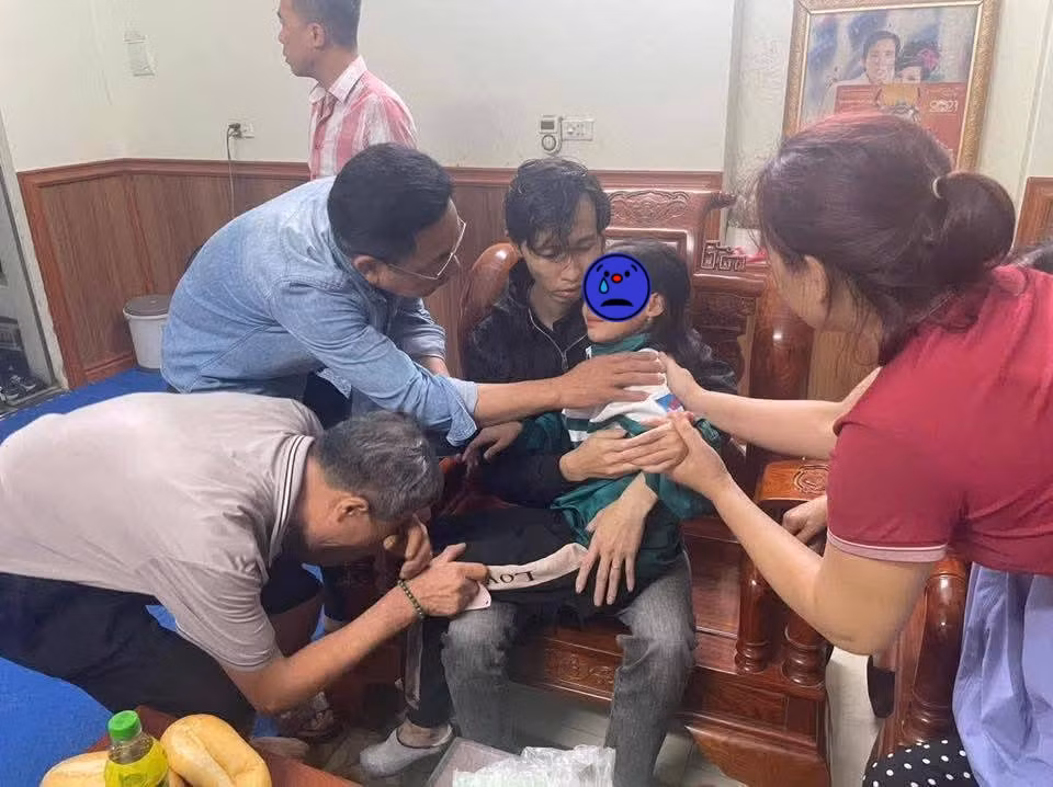 Bé gái rơi vào hoảng sợ sau khi bị đối tượng bắt giữ làm con tin. (Ảnh: Bắc Bling)