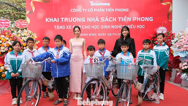 Những học sinh nghèo vượt khó nhận xe đạp nhân dịp khai trương Nhà sách Tiền Phong.