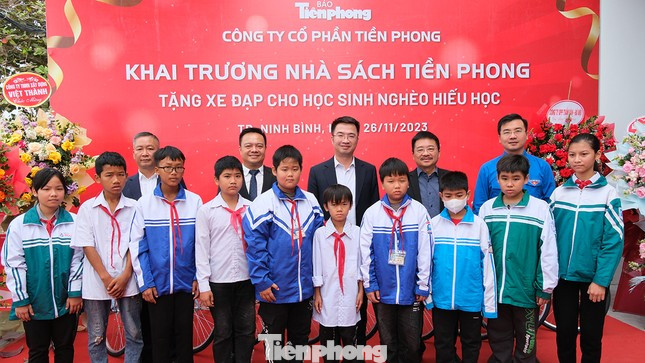 Lãnh đạo T.Ư Đoàn và báo Tiền Phong chụp hình lưu niệm cùng học sinh nghèo vượt khó.