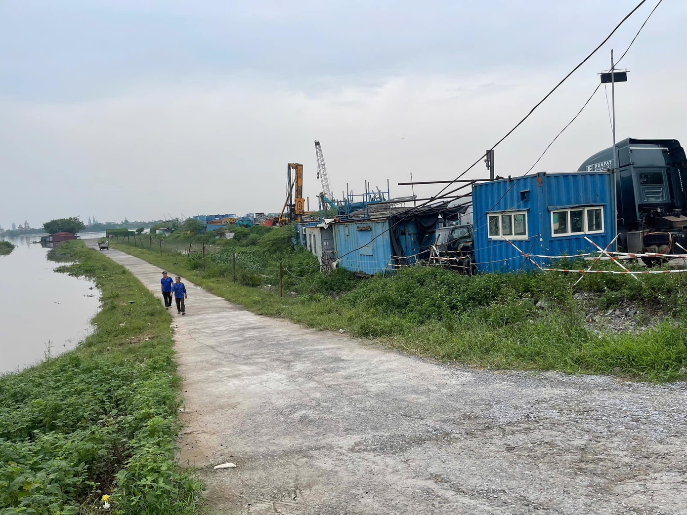 Lực lượng chức năng tìm kiếm các em nhỏ.