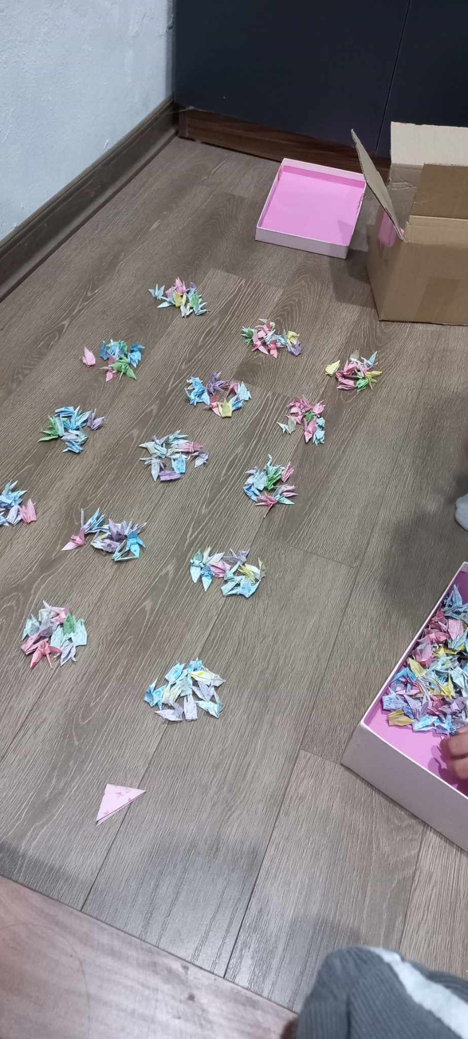 Các bạn học của Đ. gấp hạc giấy, mong có phép màu sẽ đến với nam sinh.