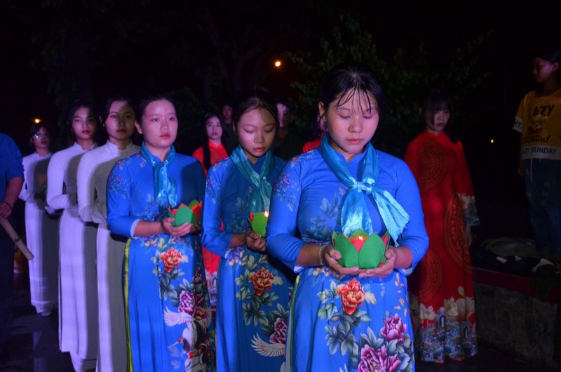 Đoàn viên thanh niên thắp nến tri ân.