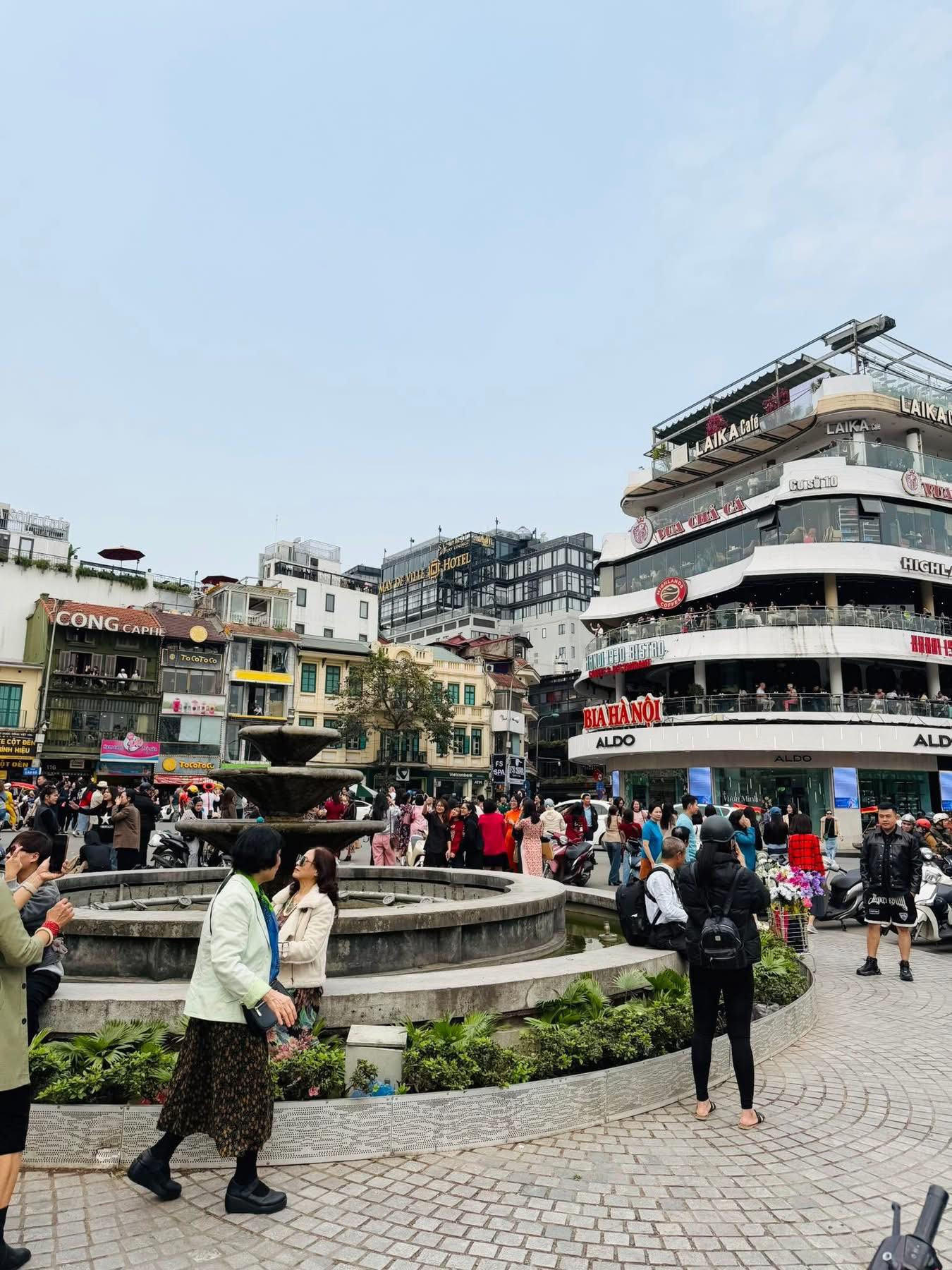 Những ngày gần đây, khu vực tòa nhà "Hàm cá mập" đón lượng lớn người dân cũng như du khách tới check-in chụp ảnh nhằm lưu giữ kỷ niệm. (Ảnh: Nguyễn Anh Tú) Những ngày gần đây, khu vực tòa nhà "Hàm cá mập" đón lượng lớn người dân cũng như du khách tới check-in chụp ảnh nhằm lưu giữ kỷ niệm. (Ảnh: Nguyễn Anh Tú)