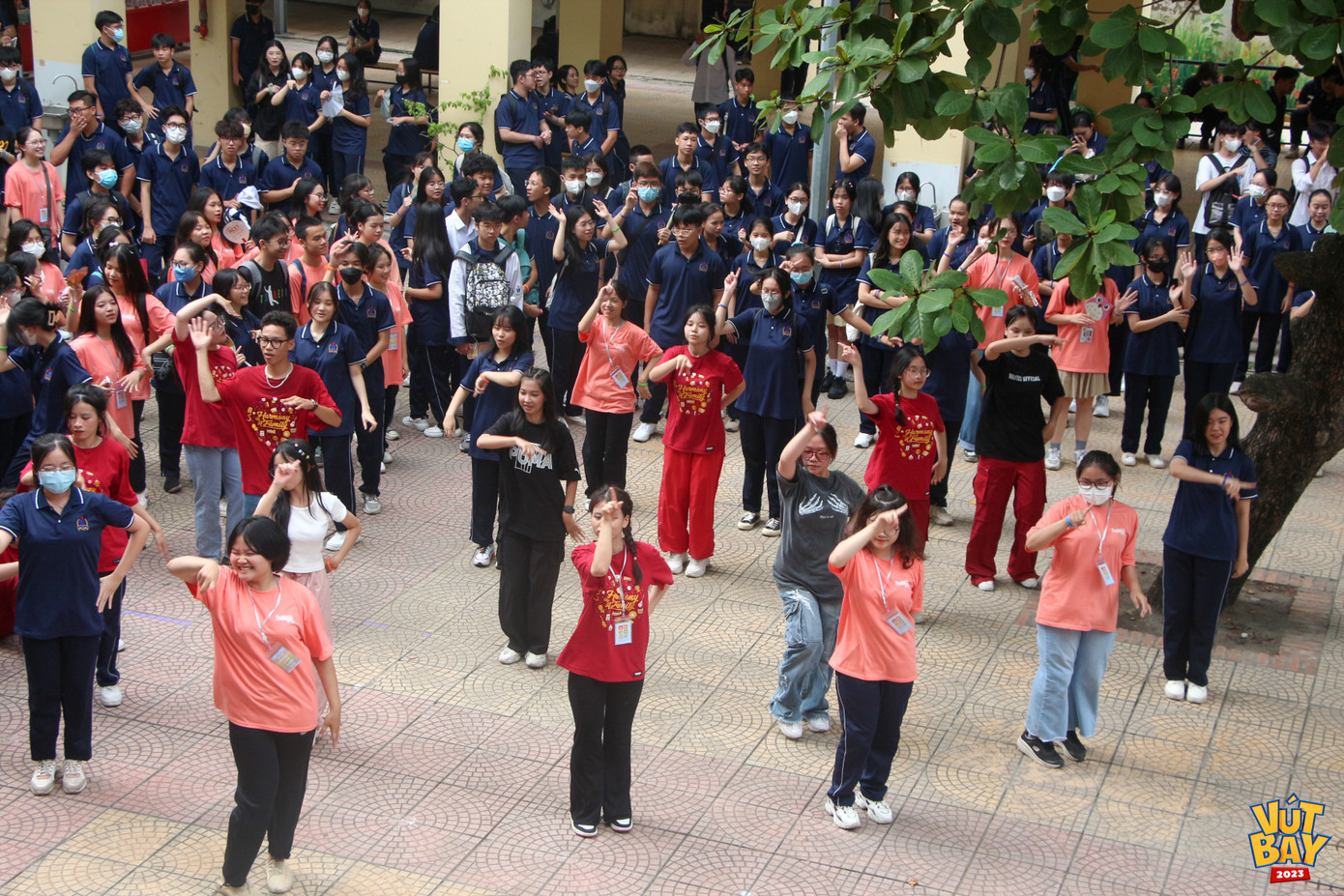 Các bạn học sinh khối 10 tự tin “sải bước” trên sân khấu của hoạt động RANDOM DANCE.