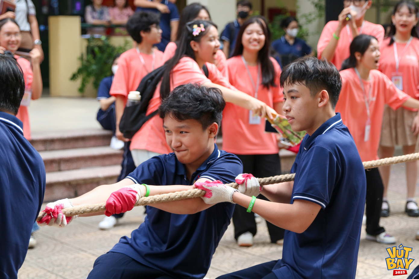 Những giây phút căng thẳng, tập trung cao độ khi tham gia trò chơi.