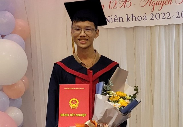 Vũ Hoàng Lương Huy - Thủ khoa khối A01. (Ảnh: Báo GD&TĐ) Vũ Hoàng Lương Huy - Thủ khoa khối A01. (Ảnh: Báo GD&TĐ)