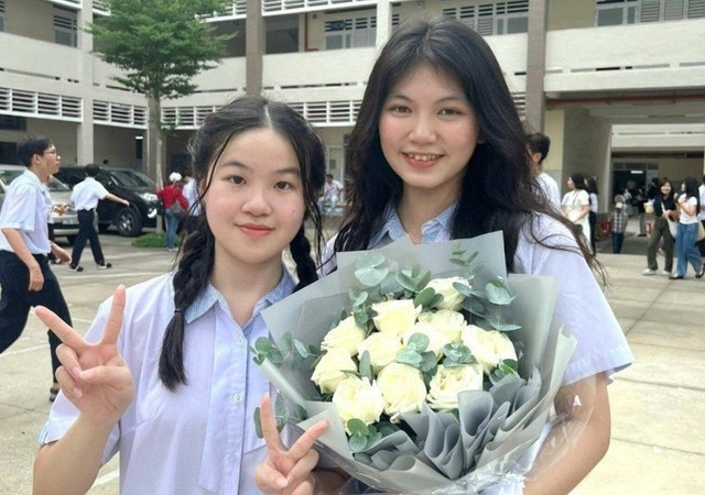 Nguyệt Hằng (bên trái) và bạn lớp 12. (Ảnh: Báo GD&TĐ) Nguyệt Hằng (bên trái) và bạn lớp 12. (Ảnh: Báo GD&TĐ)