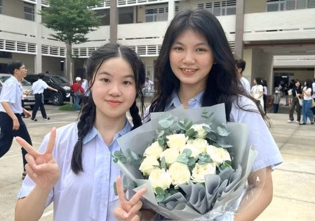 Nguyệt Hằng (bên trái) và bạn lớp 12. (Ảnh: Báo GD&amp;TĐ)