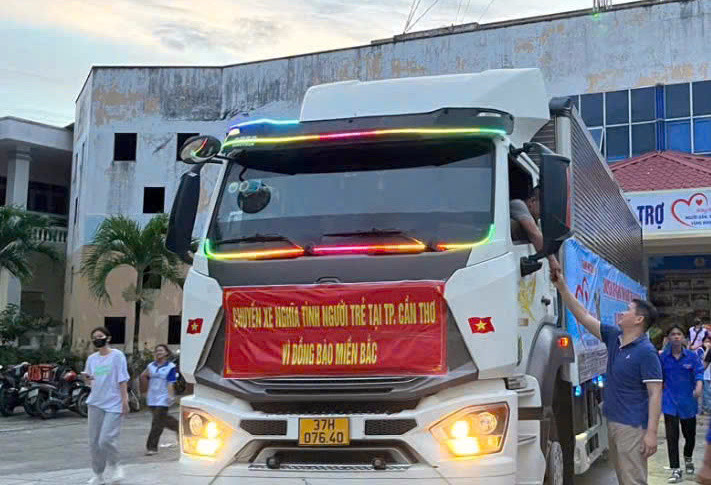 Tuổi trẻ Cần Thơ đồng hành cùng đồng bào miền Bắc: Chuyến xe nghĩa tình lan tỏa yêu thương.