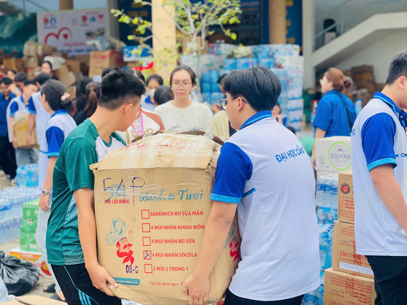 Tuổi trẻ thành phố tiếp nhận các nhu yếu phẩm như mì gói, đồ hộp, đồ ăn liền, nước, sữa, bánh... để gửi ra chia sẻ cùng đồng bào phía Bắc chịu ảnh hưởng của cơn bão số 3 vừa qua.