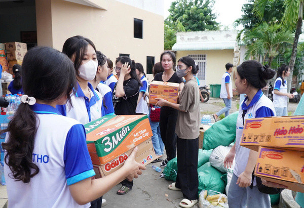 Tuổi trẻ thành phố tiếp nhận các nhu yếu phẩm như mì gói, đồ hộp, đồ ăn liền, nước, sữa, bánh... để gửi ra chia sẻ cùng đồng bào phía Bắc chịu ảnh hưởng của cơn bão số 3 vừa qua.