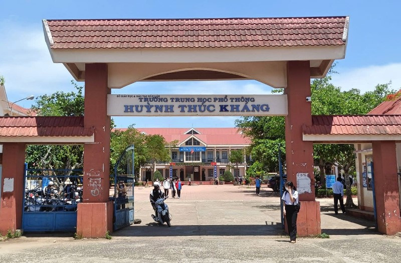 Trường THPT Huỳnh Thúc Kháng, nơi nữ sinh P.H.Y.N. đánh bạn. Trường THPT Huỳnh Thúc Kháng, nơi nữ sinh P.H.Y.N. đánh bạn.