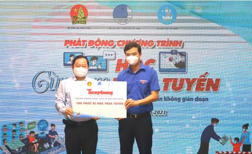 Nhà báo Lê Xuân Sơn, Tổng Biên tập Báo Tiền Phong trao tặng chương trình 100 thiết bị học trực tuyến của Báo Tiền Phong.