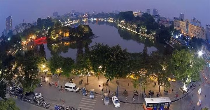 Nhóm khách nước ngoài tố bị tài xế taxi "chặt chém" 1,5 triệu đồng cho quãng đường khoảng 2km gần hồ Hoàn Kiếm. (Ảnh minh họa từ Internet)